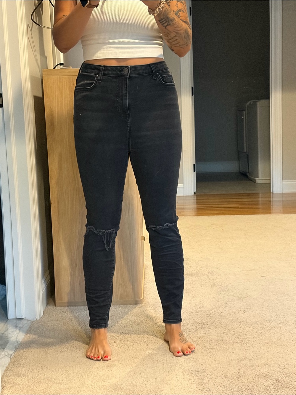 Women's Black High-Waist Skinny Jeans - Distressed Knee